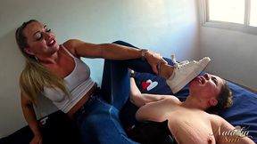 cheirando e lambendo o tenis sujo da dominadora e sentindo seu chule fedorento