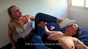 cheirando e lambendo o tenis sujo da dominadora e sentindo seu chule fedorento