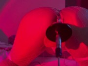 Culona en medias rosas masturbandose con diodos vaginal y anal