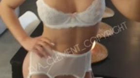 je l attends jambes ecartees, bas, porte jartelle quand il rentre d une soiree pour qu il me baise sur la table!