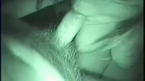 Mujer sucia y plegada da profunda mamada de rodillas