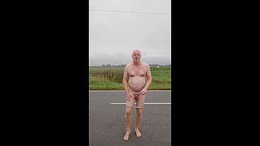 Exhibitionist macht Striptease auf der Landstrasse