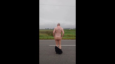 Exhibitionist macht Striptease auf der Landstrasse