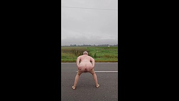 Exhibitionist macht Striptease auf der Landstrasse