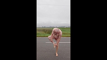Exhibitionist macht Striptease auf der Landstrasse