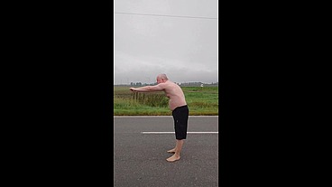 Exhibitionist macht Striptease auf der Landstrasse