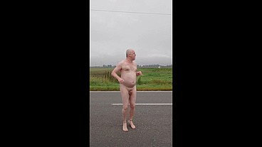 Exhibitionist macht Striptease auf der Landstrasse