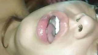 Geme &#8211; Clip video POV de casă cu o curvă latină brunetă amatoră care primește o sesiune de sex anal dur