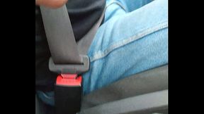 El taxista cuando me subi note que se andaba acomodando el bulto y eso me calent&oacute_ y lo grabe