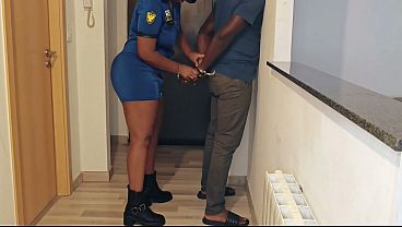 La polic&iacute_a vino arestrame pero no se resisti&oacute_ a esta delicisa verga negra