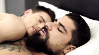 若い痩せたアメリカ人レヴ・イヴァンコフとライアン・ボーンズ、アナルファック