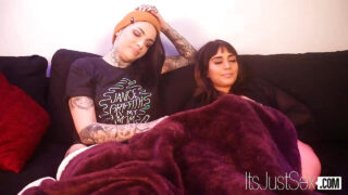 Leigh Raven e Janice Griffith, com seus seios fartos, desfrutam de uma profunda sessão de sexo anal com Raven