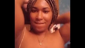 Mulher trans com consolo gigante