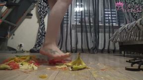 I hate dicks and love to stomp them (cam on the floor)