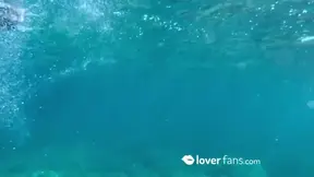 Soy la mar de feliz nadando desnudo