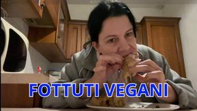 FOTTUTI VEGANI - SBRANO UN POLLO