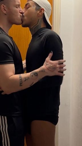 Carmona Colocando O Boy Pra Chupar No Vestiario Da Academia