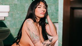 Latina MILF shows her irresistible pussy