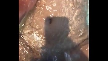 Por eso me encanta venir al jacuzzi de mi vecinO cuando mi esposo se va a trabajar ..
