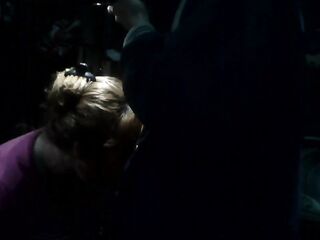 Me chupa el pene en la oscuridad mientras filmo