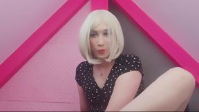 Kamila showing her body and cumming in the pink attic