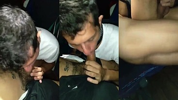 Putaria rolou a solta no busão, mamei e dei gostoso pro meu namorado dotado e quase fomos pegos