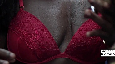 Não a nada mais delicioso do que Fernanda Chocolatte passando oleo pelo corpo e se masturbando até gozar horrores