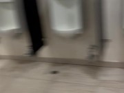 Desnudo en baño público parte 2