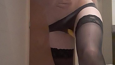Transvestite cums while playing with banana