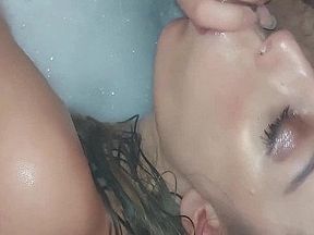 Je Le Suce Dans La Baignoire Moussante