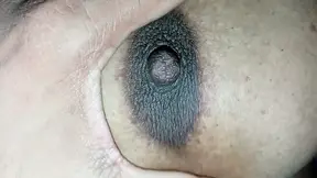 Deshi krijgt een sensuele pijpen van haar vriendje terwijl ze de liefde bedrijven op het bed.
