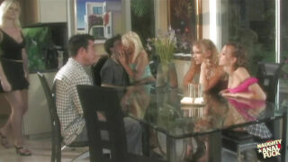 Billy Glide und Trent Soluri verwöhnen die Stars mit den großen Hintern, Brooke Banner, Gwen Jade und Tiffany Holiday, mit intensivem Analverkehr.