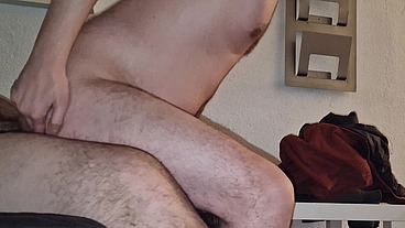 Oso peludo se folla a joven a pelo