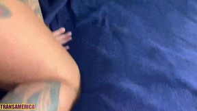novinha tatuada deixa namorado louco de tanto tesao que ele aproveita pra tirar casquinha do cuzinho da safada sem camisinha