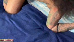 novinha tatuada deixa namorado louco de tanto tesao que ele aproveita pra tirar casquinha do cuzinho da safada sem camisinha