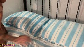 novinha tatuada deixa namorado louco de tanto tesao que ele aproveita pra tirar casquinha do cuzinho da safada sem camisinha