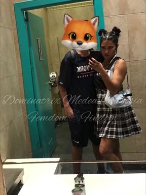 Sissy Paula se traga la lefa de mi amante en el baño de un bar