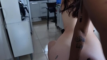 Novinha Fumando e Fudendo na Cozinha Americana - Bruna Fonseca - Joao O Safado