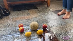 Sneaker-Girl Ella - Some Fruits under big Toes