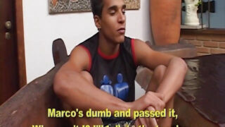 Caras com paus enormes recebendo boquetes antes de socar a bunda
