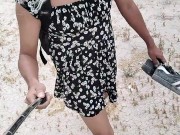 linda ladyboy en minivestido y sandalias camina en publico muy caliente