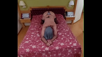 Ladysilva na cama de calcinha fazendo um show com sua bunda gostosa, vem meter no meu cuzinho guloso