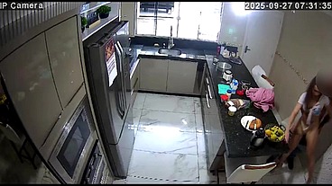 FLAGRA! Marido Pega esposa dando para o vizinho na cozinha!