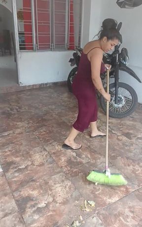 Talking to My Wife While Cleaning the House, I Ask Her to Suck My Cock and the Situation Ends Comically