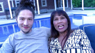 Piercad mogen asiatisk milf tar stor dildo anal bultande från Connor Kennedy utomhus