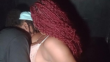 Marido levo esposa na festa e acabou indo para cabine atrás de pau