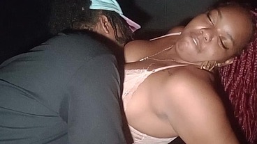Marido levo esposa na festa e acabou indo para cabine atrás de pau