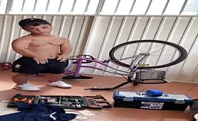 midget  guy doing a show while repairing his bicycle