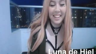 La sexy Bunny Luna de Hiel se disfraza ante la cámara con el coño lleno de juguetes sexuales