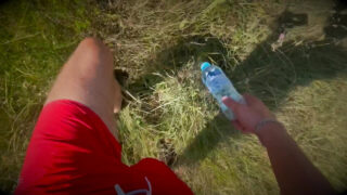 Drsný venkovní bez sedla šukání: velký penis, tatínek, buší, amatérský gay zadek